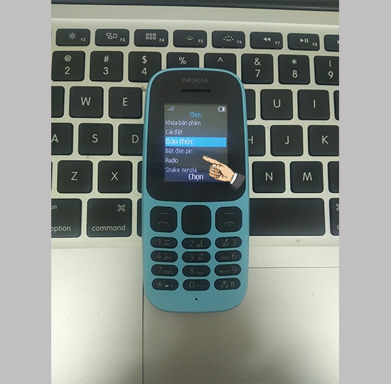 chọn Bật đèn pin.